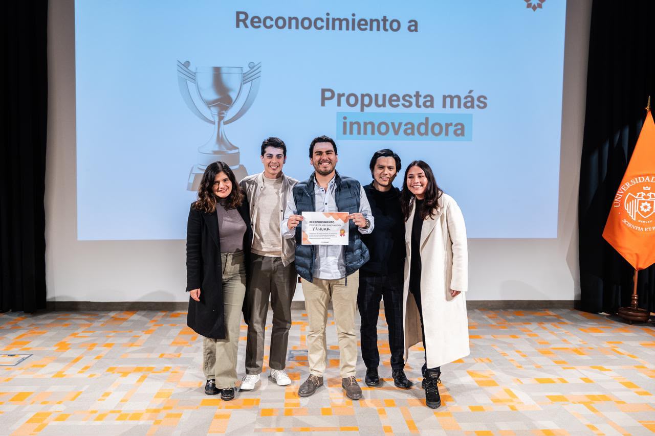 Equipo Yahuar recibiendo el reconocimiento a la Propuesta más innovadora en Innova ULima